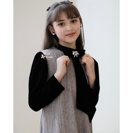 صورة فستان شتوي تريكو فاخر | ياقة وأكمام مخمل أسود وإكسسوار لامع - M3799